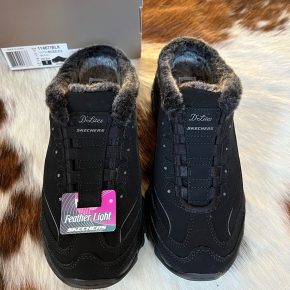 New in box size 7 Skechers - Picture 2 of 5